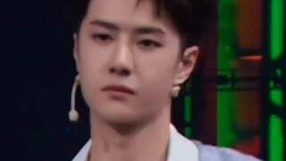 การเต้นของหวังอี้ป๋อนั้นแสนจะหวือหวา ทำไมใครบางคนถึงสามารถเต้นได้อย่างสวยงามและมีเสน่ห์เช่นนี้ การเต