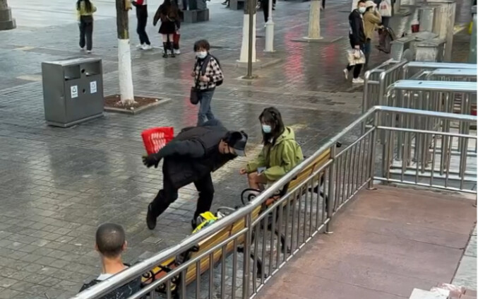 Để nhặt một cái chai, ông cụ đã bộc phát sức mạnh kinh hồn!