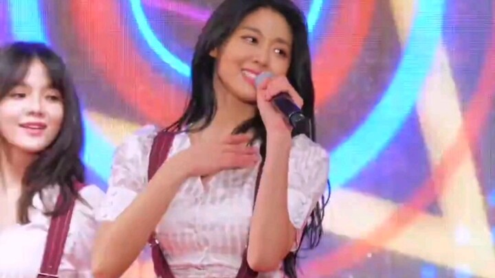 Đôi chân dài của Kim Seol Hyun trắng và thẳng, thực sự rất thoải mái