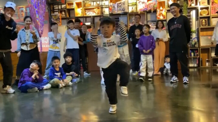 This kid's dance is so good! His expression is so perfect!