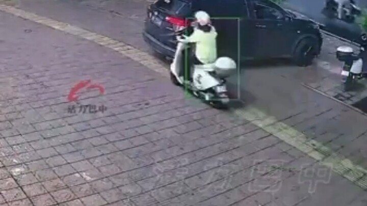 جميلات يكشفن عن موهبتهن في قيادة الدراجات الكهربائية