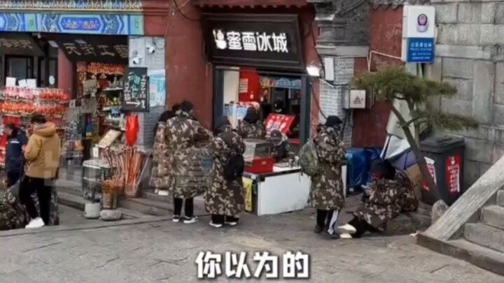 Turns out this is how staff at the mountain scenic area actually work #NeverWouldHaveGuessed# Laojun