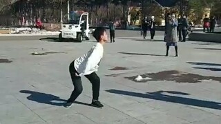 舞王‘户外多运动’被城管驱赶爆锤！