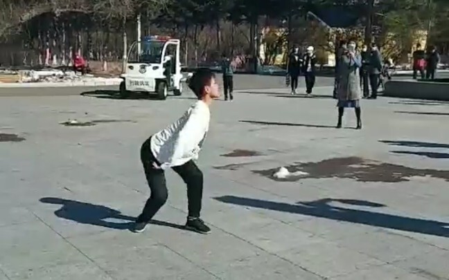 舞王‘户外多运动’被城管驱赶爆锤！