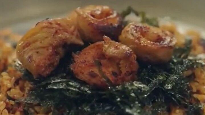 Koreans used 4 small pieces of grilled sausage to support a pot of fried rice, so fragrant that they