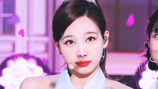 Khuôn mặt và bàn tay của Lin Nayeon rất khác biệt