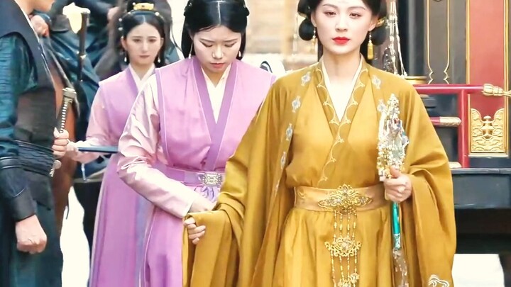 Sekali Tuanku Raja Inggris mengangkat kipasnya, empat episode awal antara pemeran utama pria dan wan