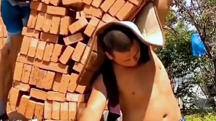Sau bao nhiêu năm di chuyển những viên gạch, chúng tôi cũng đang tận hưởng nó, nghe nhạc và đi dạo!