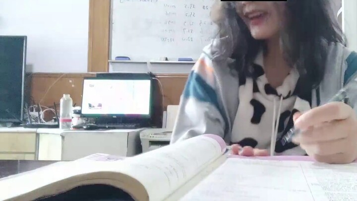 ฟังเพลงระหว่างทำการบ้าน เขียนหน้าละหน้า! อย่าฟังเพลง K-pop ระหว่างทำการบ้าน! [ตอนที่ 2]