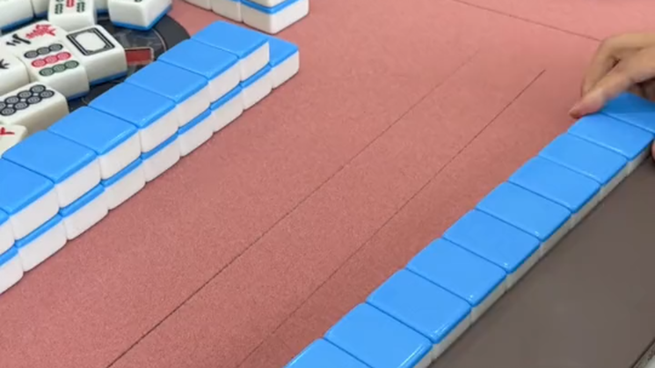 Beginner playing mahjong—such great luck!