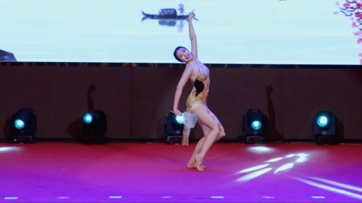 【Into the Painting of Jiangnan】The Graduation Ceremony of Female Programmers from the School of Info