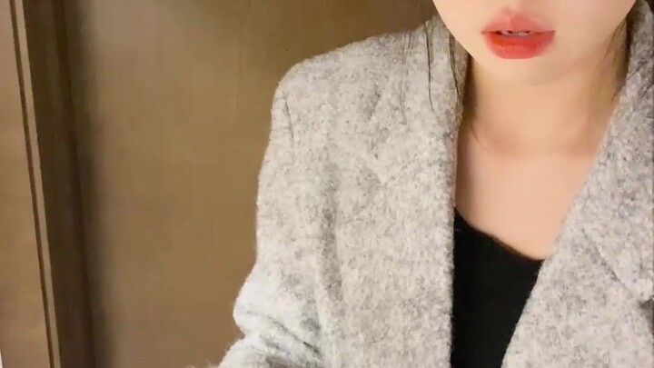 Dengan begitu banyak cara memberi hadiah, aku justru memilih yang paling berbahaya: main-main saja!