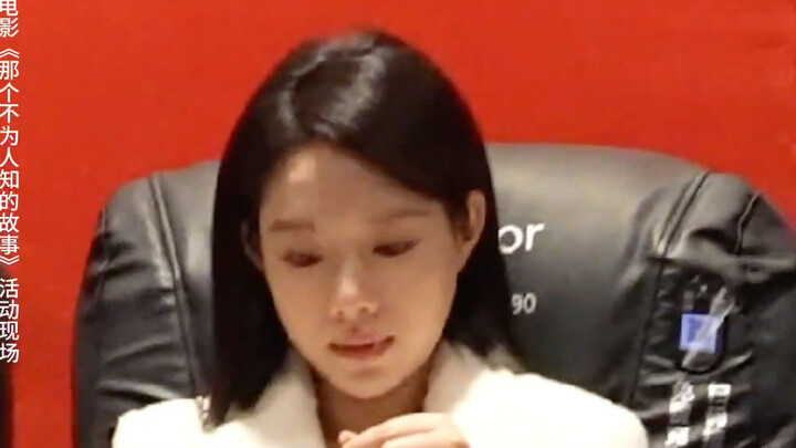 สาวน้อยจู่ๆ ก็แจกการ์ดกลางโรงหนัง พอเห็นเนื้อหาข้างในก็ถึงกับน้ำตาซึม