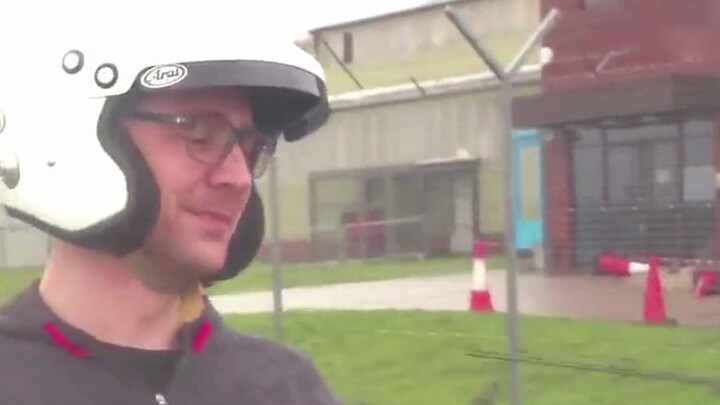 Lại lôi video kinh điển Doutzen cầm ô ra xem, cười muốn bể bụng luôn!