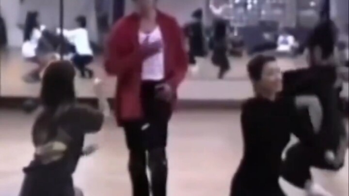 การเต้นของเอ็มเจในท่าเหล่านี้ผสมผสานความอ่อนโยนและความแข็งแกร่งได้อย่างลงตัว ควบคุมได้อย่างอิสระ ดูค