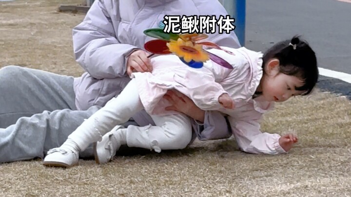 Khi con bạn được cô họ thế hệ 00 chăm sóc | Sao bé cưng ở nhà và khi ra ngoài lại khác nhau đến vậy?