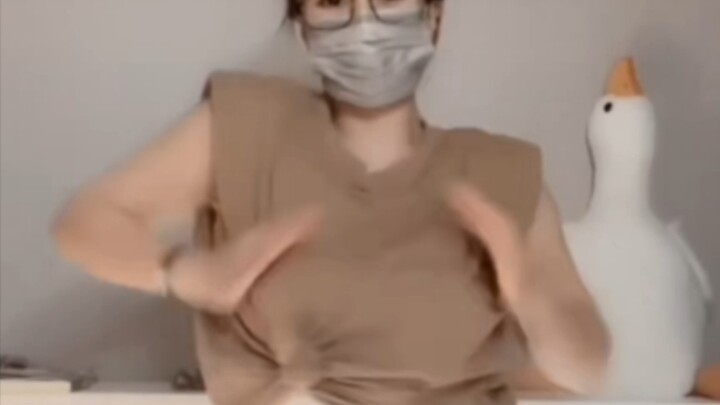 Little Aunt Mengting, a Gorgeous Beauty, Dances Up a Storm!