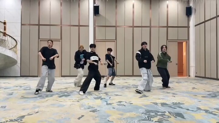 Ternyata masih ada trainee yang bernyanyi live sehebat ini di ruang latihan???