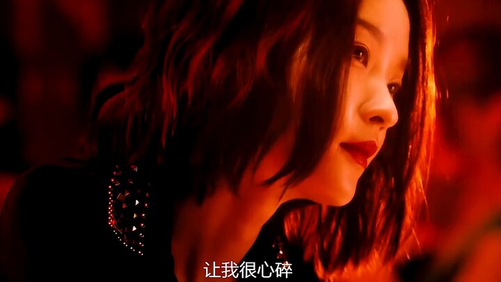 من الواضح أنه يحب حقًا تناول القدر الساخن.