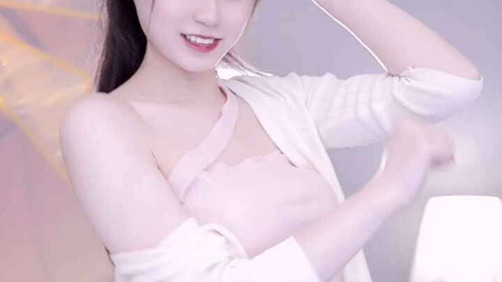 Con mèo hoang nhỏ dễ thương