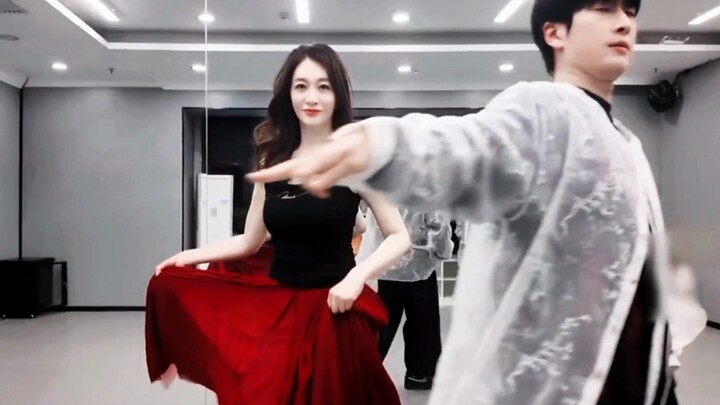 Chiếc váy đỏ này của Lý Nhiên quả là rất tuyệt vời