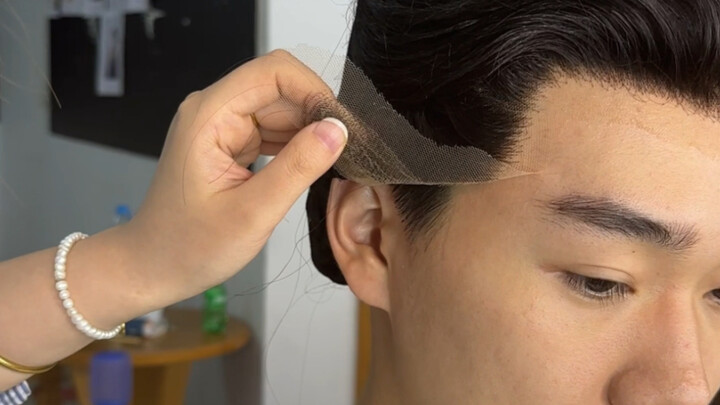 The whole process of pasting the headgear of ancient costume drama
