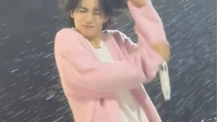 【Yoon Jeonghan】Thỏ con giận dỗi bị tưới nước dù màu hồng
