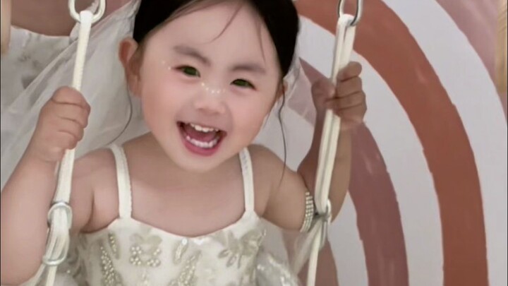 Đấy, ngay từ nhỏ đã có tố chất làm cô nàng hài hước rồi