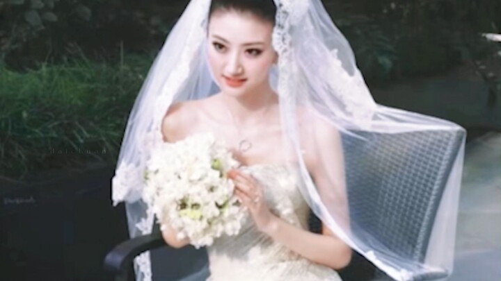 “Hoa phú quý là phải nuôi bằng tiền mà! Trong giới giải trí, tôi bao dung cho sao nam thế nào thì cũ