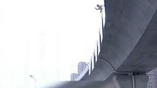 特警为了抓捕罪犯，伪装成小贩，被城管为难！