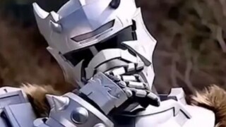 Có chiếc bao da lông xù nào trong Kamen Rider làm nổi bật thiên nhiên hoang dã như vậy không?