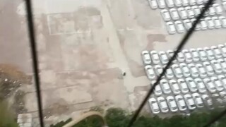 Có một ông già Bidden ở tầng dưới, ông ấy hát đúng giờ vào lúc một hoặc hai giờ chiều mỗi ngày. Giọn