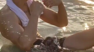 “想和健身教练玩水吗，梦想超乎你想象”