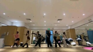 Một năm nữa diễn ra cuộc họp thường niên của công ty, các giám đốc đến để chọn chương trình năm nay
