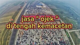 layanan ojek unik di tengah kemacetan