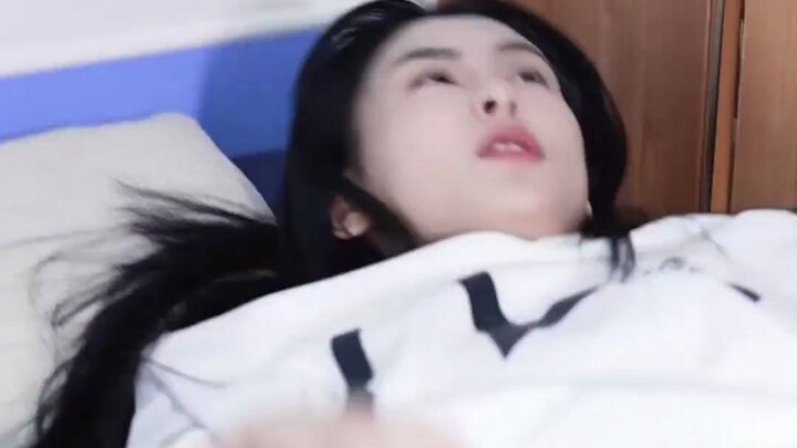 Nữ chính lâm vào mối tình tay tư, nam nữ thì lúc thẳng lúc cong, ba tổng tài thi nhau làm bố, cùng n