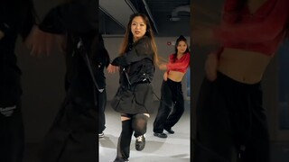she's the one that's living in my system, baby🥰 #hyeyeon #choreography