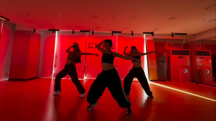 20240523 (G)I-DLE تيان شياو تشوان - غرفة التدريب على الرقص Snatched + سونغ يوي تشي - مقطع فيديو قصير