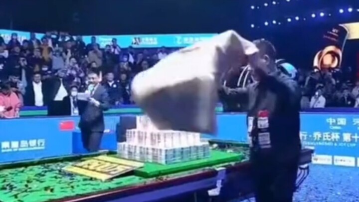 เพิ่งจบเกมนัดชิงชนะเลิศไปหมาดๆ แชมป์ก็คว้ากระสอบขึ้นมาบรรจุเงินรางวัล 5 ล้านทันทีบนเวที งานนี้ผู้จัด