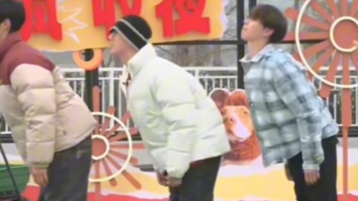 一大早就看见他仨在这咕涌