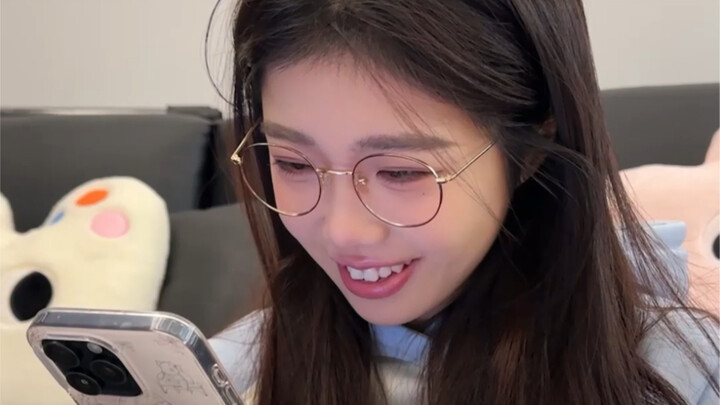 Xiao Su receives her year-end bonus—should she choose a JK uniform or trade in her car?