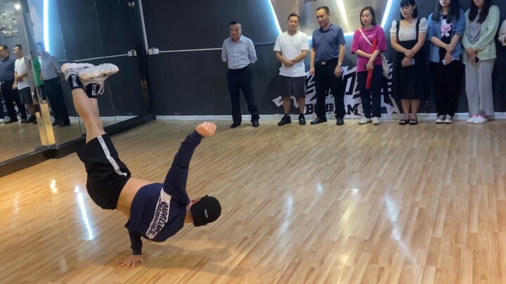 มาแสดงเต้นสตรีทแดนซ์ให้ผู้นำดูแล้ว! ปรบมือกันหน่อย bboyHR ฮ่าวหรัน