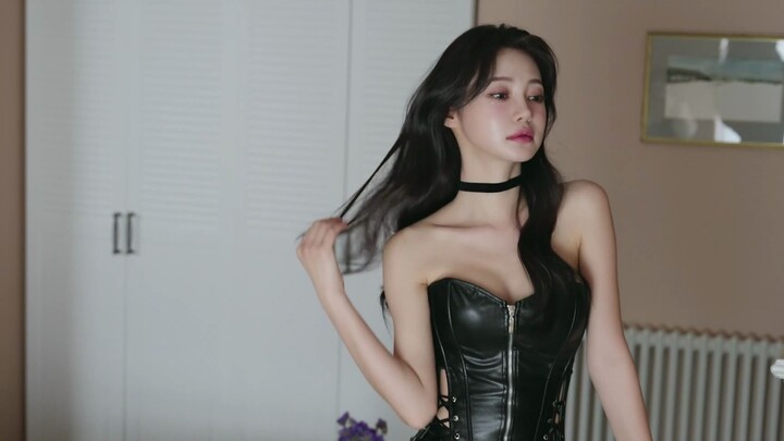 การแต่งตัวสไตล์เสื้อกล้ามหนังถุงน่องตาข่ายของพี่สาวมุนฮี