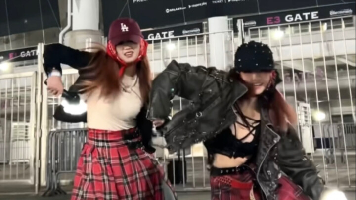 终于轮到我们用这个TOO BAD演唱会转场了！！