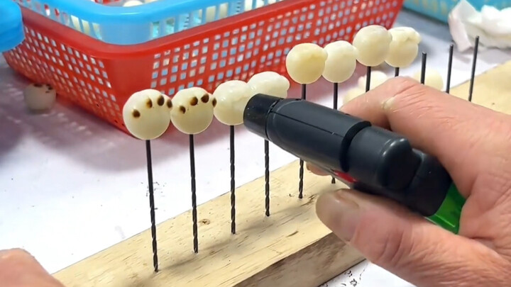 99% ของคนไม่รู้ขั้นตอนการทำ “พุทธะแมวน้อย” จริงๆ แล้วมันไม่ใช่พลาสติกนะเว้ย! เมื่อก่อนฉันยังคุยกับพี