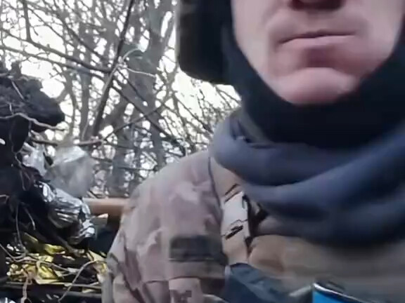 The gunfire suddenly stopped, and he stubbornly paused for two seconds without eating.