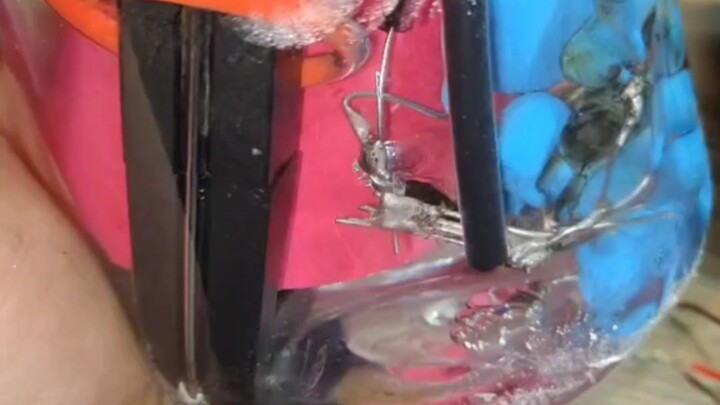 انشقّت، وانشطر مزاجي معها...