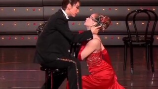 (Takarazuka Revue) "Tak peduli berapa banyak pinggang wanita yang kupeluk, aku tetap paling mencinta