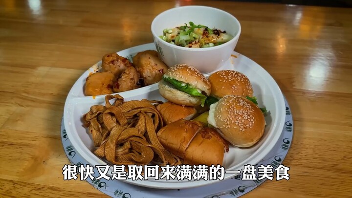 Blogger Mỹ triệu fan tự mình trải nghiệm buffet Trung Quốc, nhưng lại rơi vào thế khó xử vì sự chênh