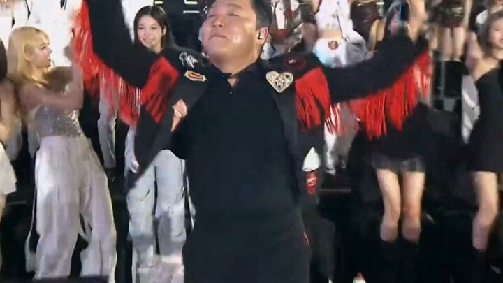 鸟叔和ive&lesserafim等团一起跳《江南style》